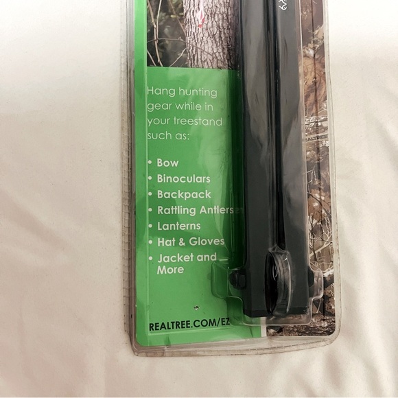 Realtree EZ Hanger 23" Multi-Purpose Gear Hanger and Hunting Accessory New - Picture 2 of 6